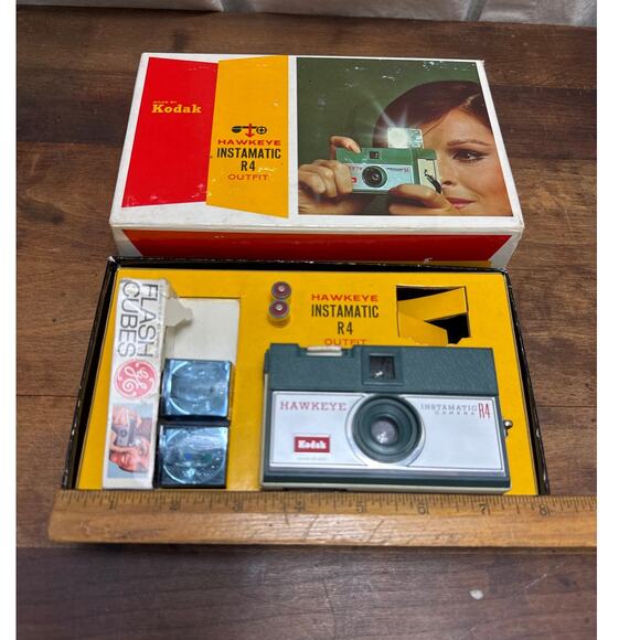Vintage 60's Kodak Hawkeye Instamatic R4 Camera + Flashcubes UNTESTED PARTS ONLY - Picture 15 of 15